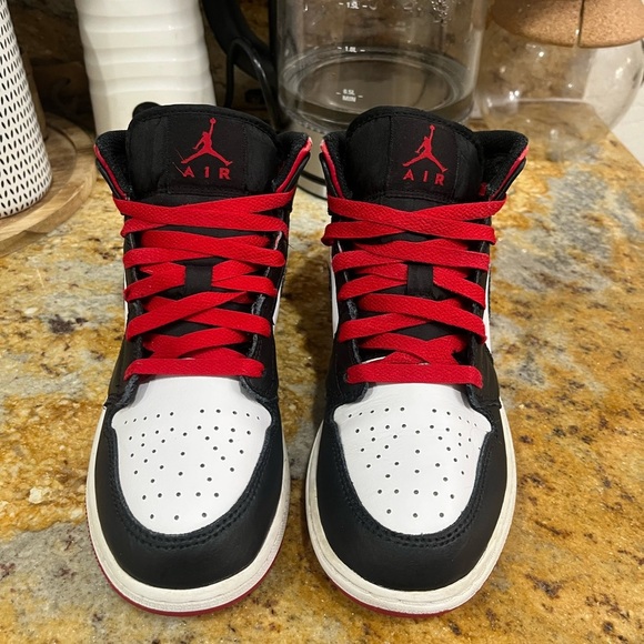 Jordan 1 size 5 - Picture 2 of 10
